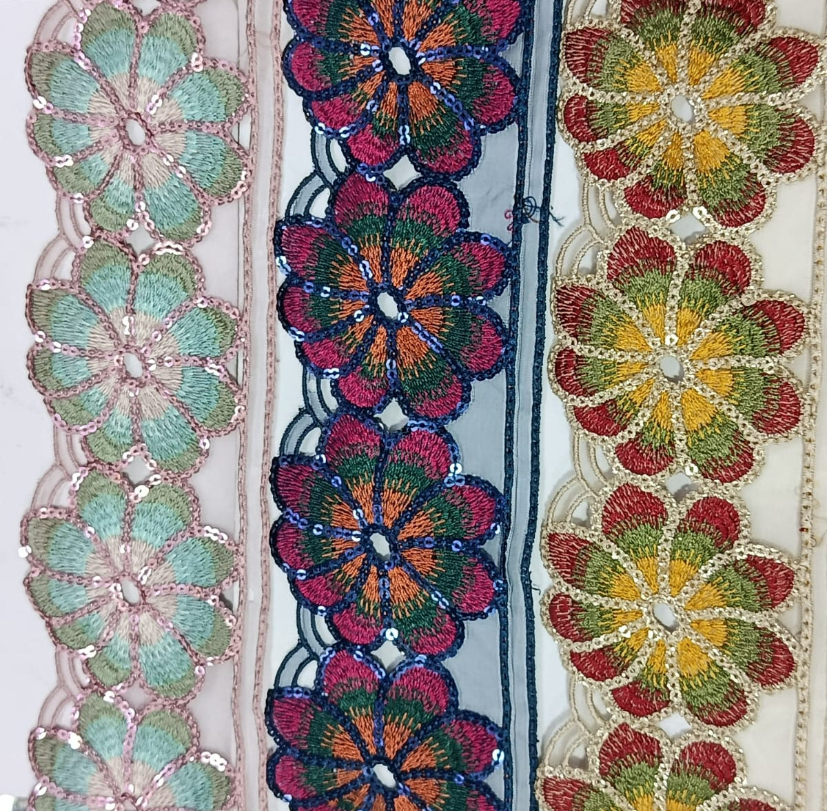 Fancy Flower Design with Multi-Colours. Available in 3 Colours.Lace size is approximately 2.80-2.95 Inches .Lace is available as per yard.