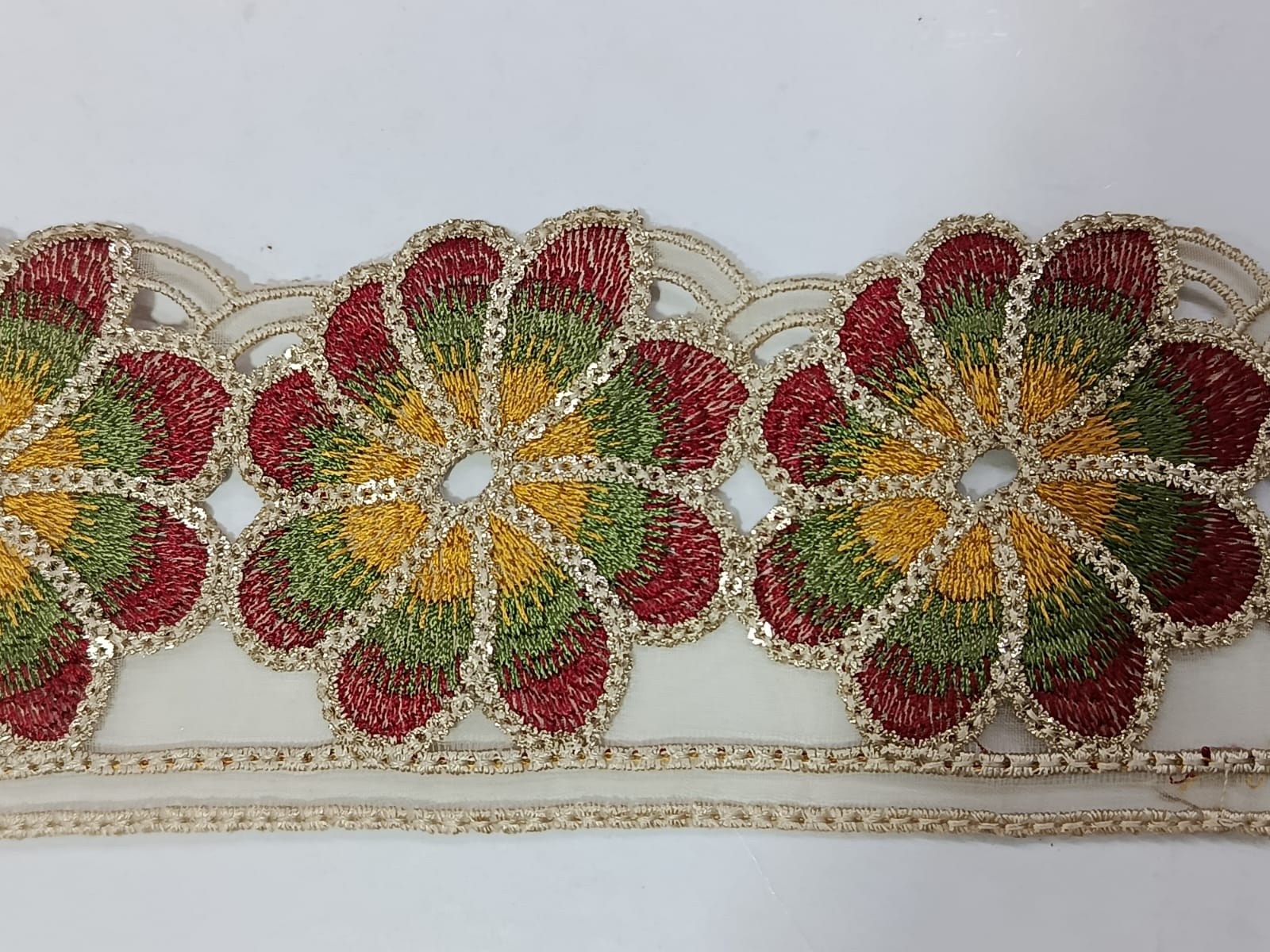 Fancy Flower Design with Multi-Colours. Available in 3 Colours.Lace size is approximately 2.80-2.95 Inches .Lace is available as per yard.
